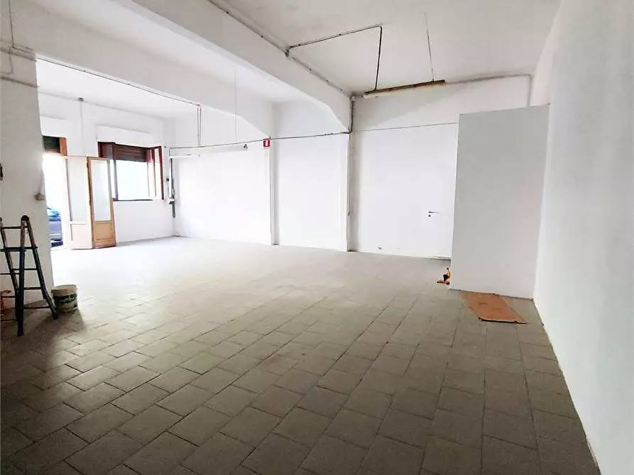 Immagine 10 di Negozio in vendita  a Prato