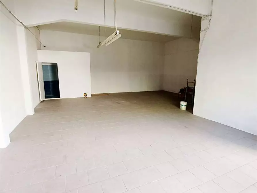 Immagine 7 di Negozio in vendita  a Prato