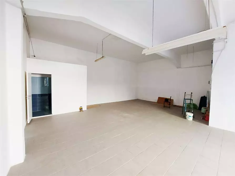 Immagine 5 di Negozio in vendita  a Prato