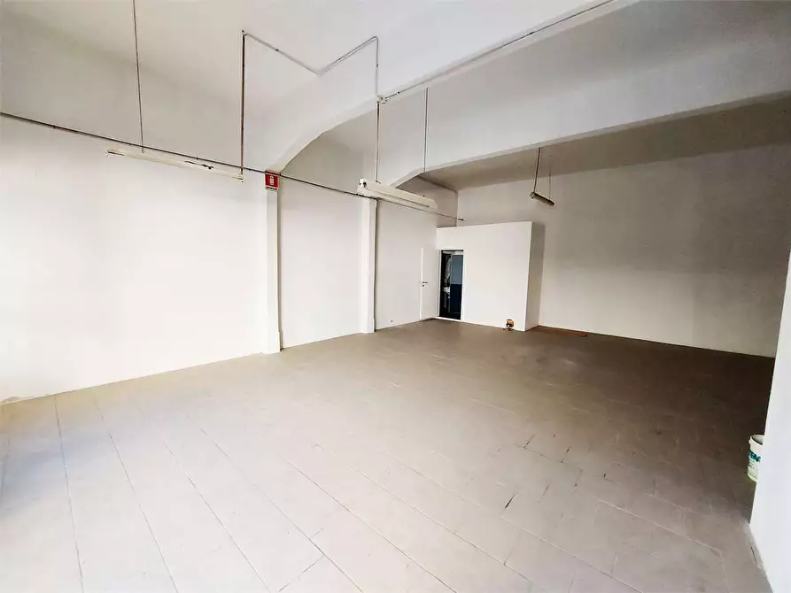 Immagine 3 di Negozio in vendita  a Prato