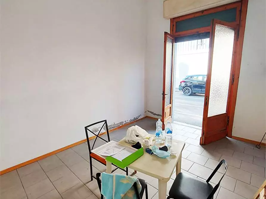 Immagine 6 di Negozio in vendita  a Prato