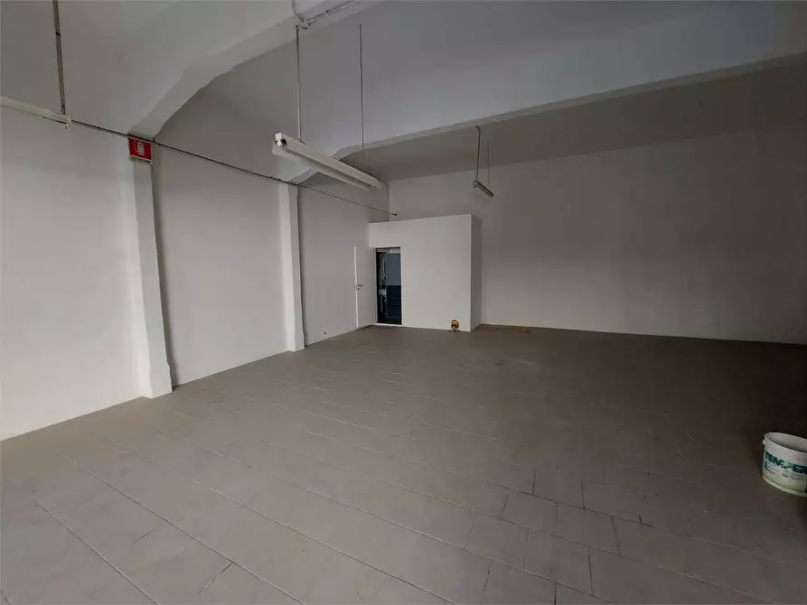 Immagine 14 di Negozio in vendita  a Prato