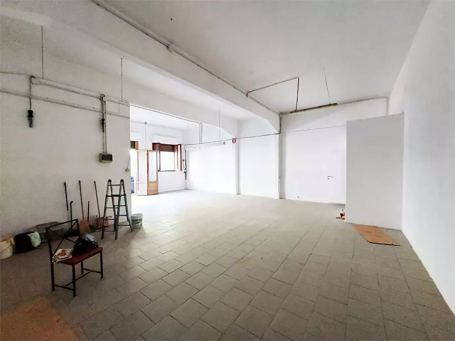 Immagine 2 di Negozio in vendita  a Prato