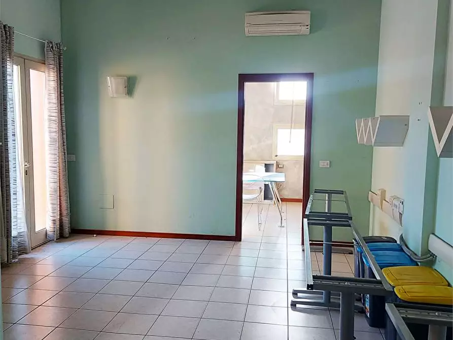 Immagine 12 di Ufficio in affitto  a Prato