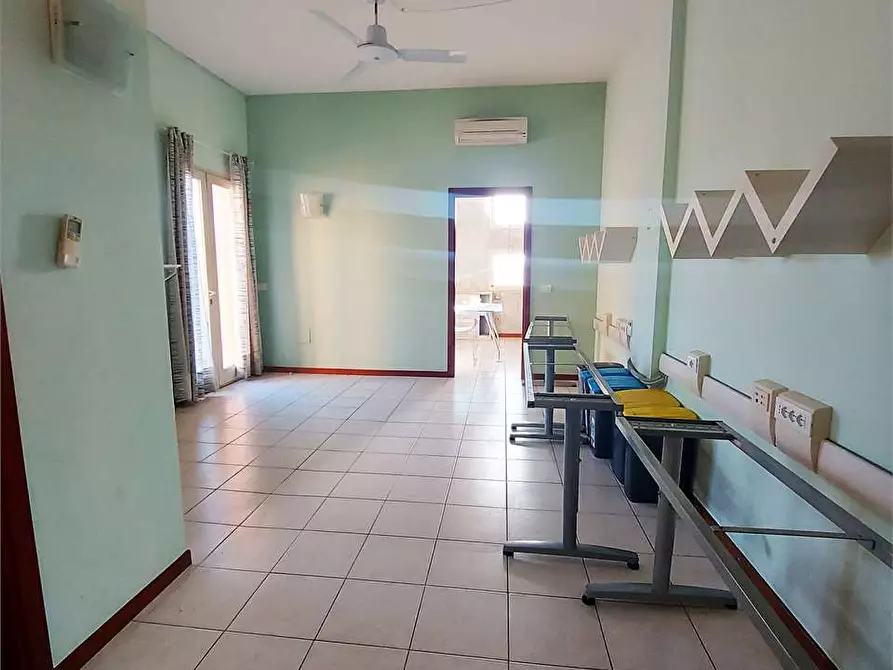 Immagine 13 di Ufficio in affitto  a Prato