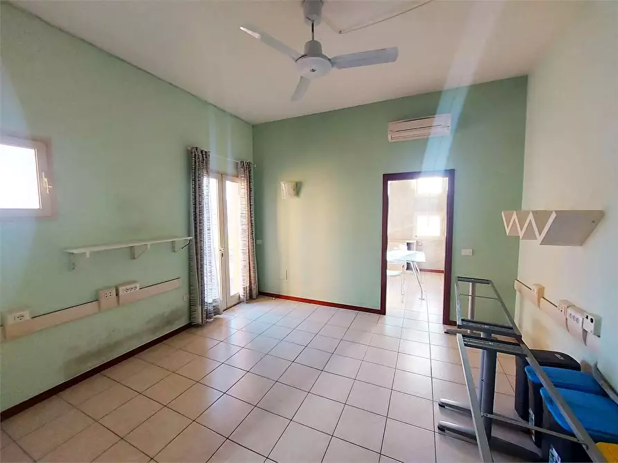 Immagine 11 di Ufficio in affitto  a Prato