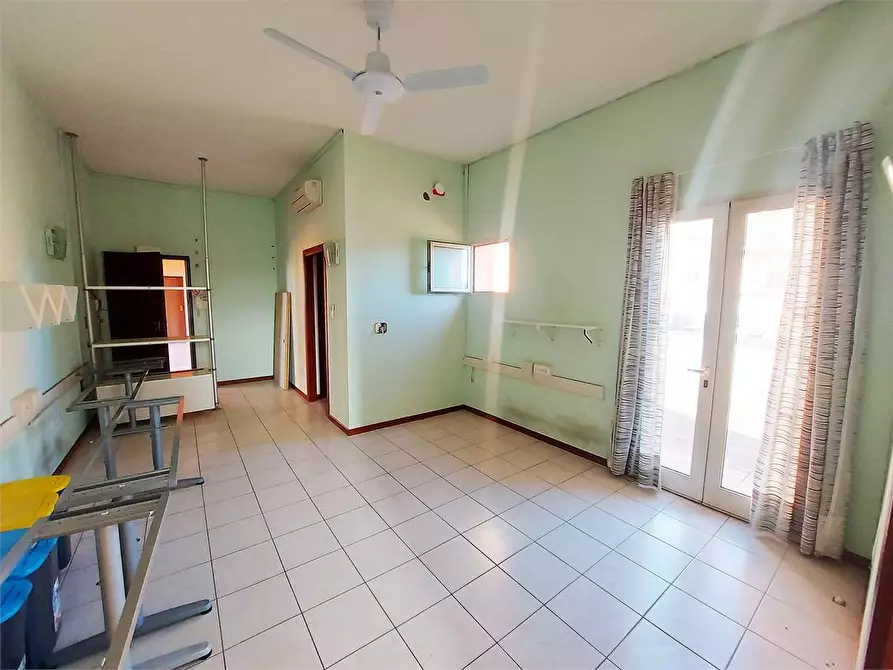 Immagine 14 di Ufficio in affitto  a Prato