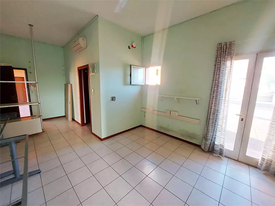 Immagine 15 di Ufficio in affitto  a Prato