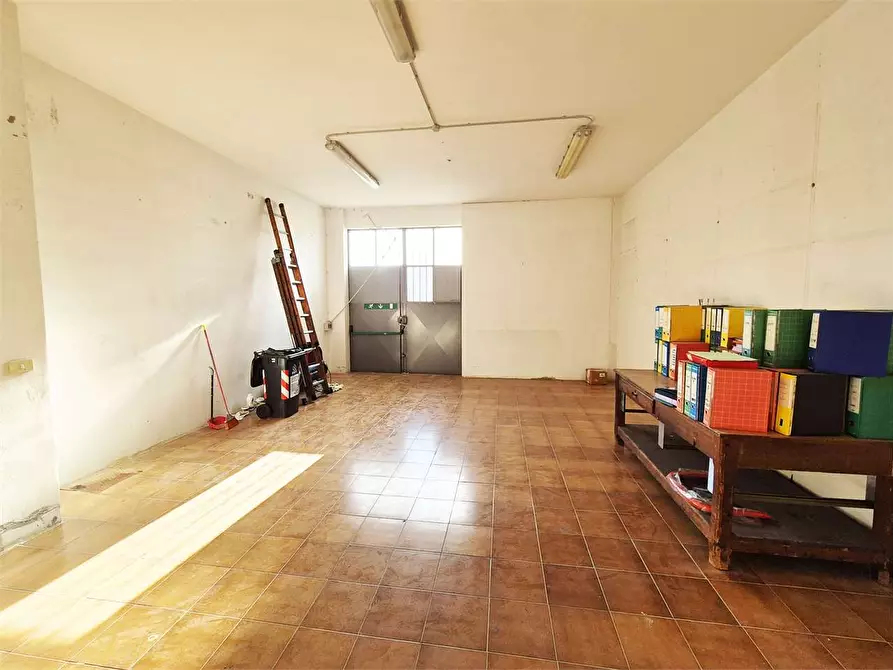 Immagine 9 di Negozio in vendita  a Montemurlo