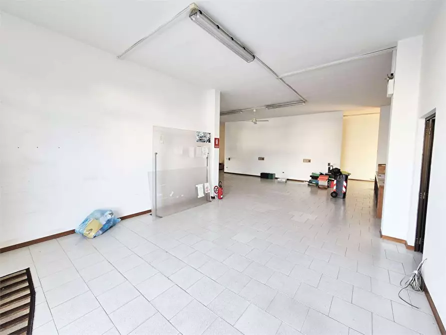 Immagine 8 di Negozio in vendita  a Montemurlo