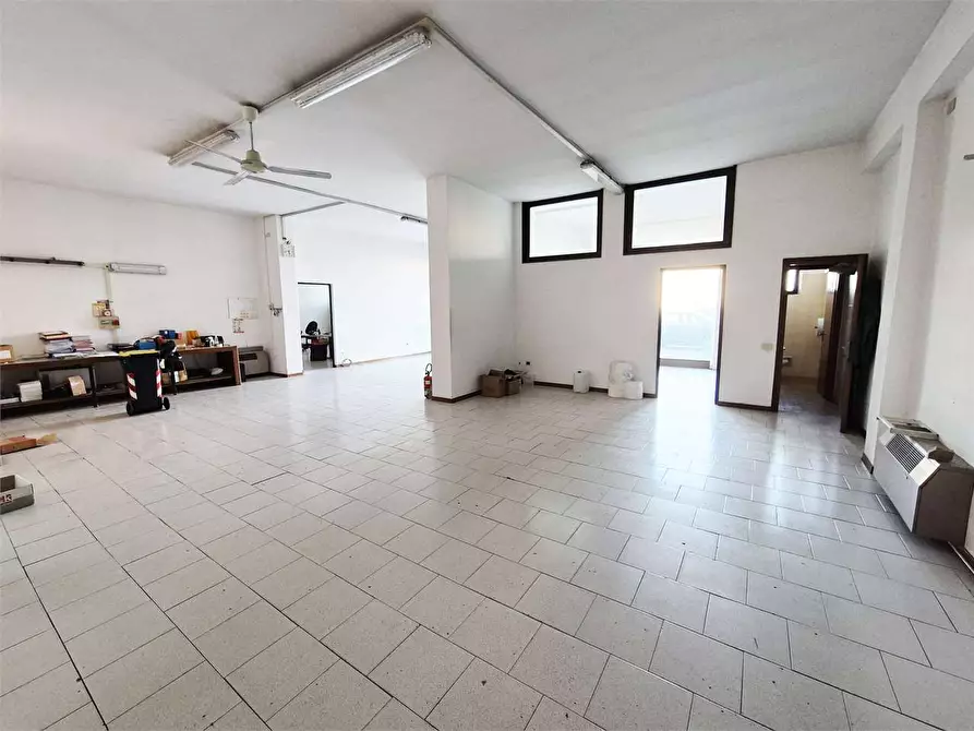 Immagine 2 di Negozio in vendita  a Montemurlo