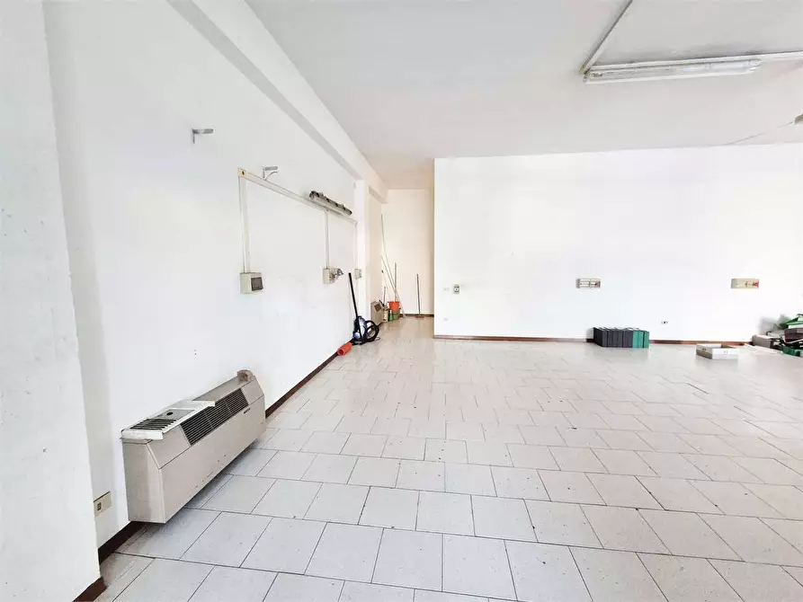 Immagine 14 di Negozio in vendita  a Montemurlo