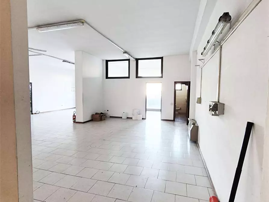 Immagine 19 di Negozio in vendita  a Montemurlo