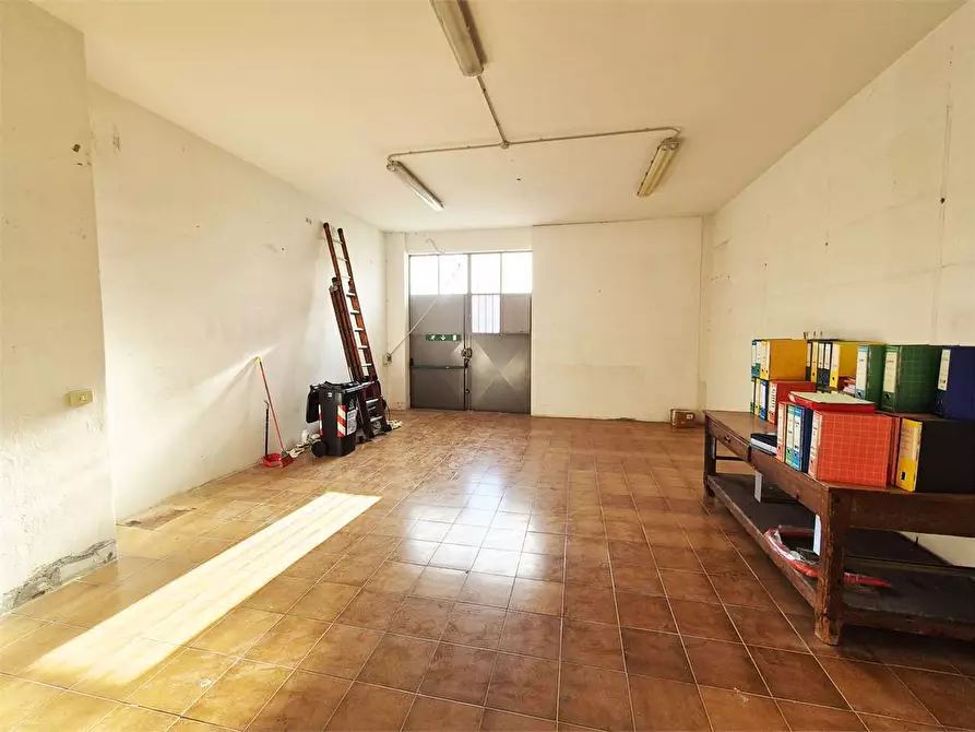 Immagine 21 di Negozio in vendita  a Montemurlo