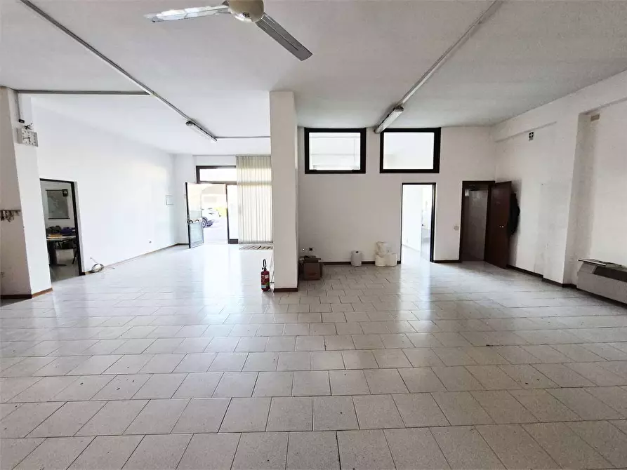 Immagine 2 di Negozio in vendita  a Montemurlo