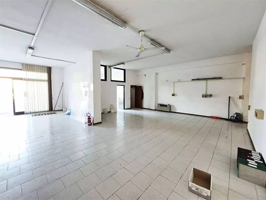 Immagine 4 di Negozio in vendita  a Montemurlo