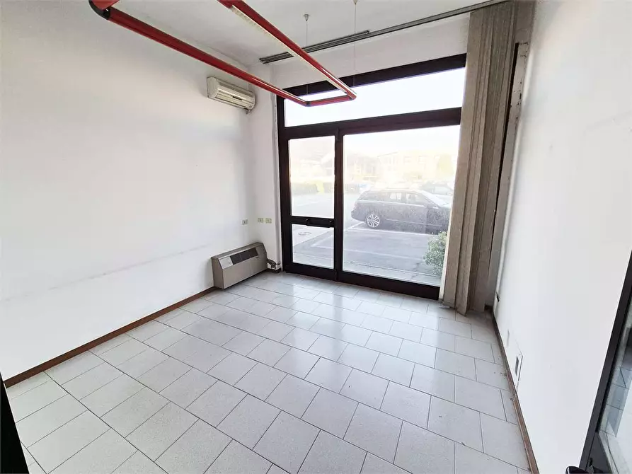 Immagine 10 di Negozio in vendita  a Montemurlo
