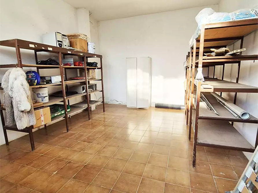 Immagine 11 di Negozio in vendita  a Montemurlo