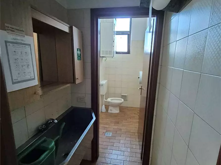 Immagine 12 di Negozio in vendita  a Montemurlo