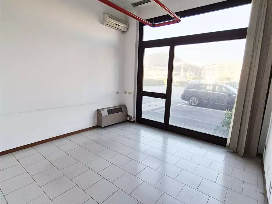 Immagine 13 di Negozio in vendita  a Montemurlo