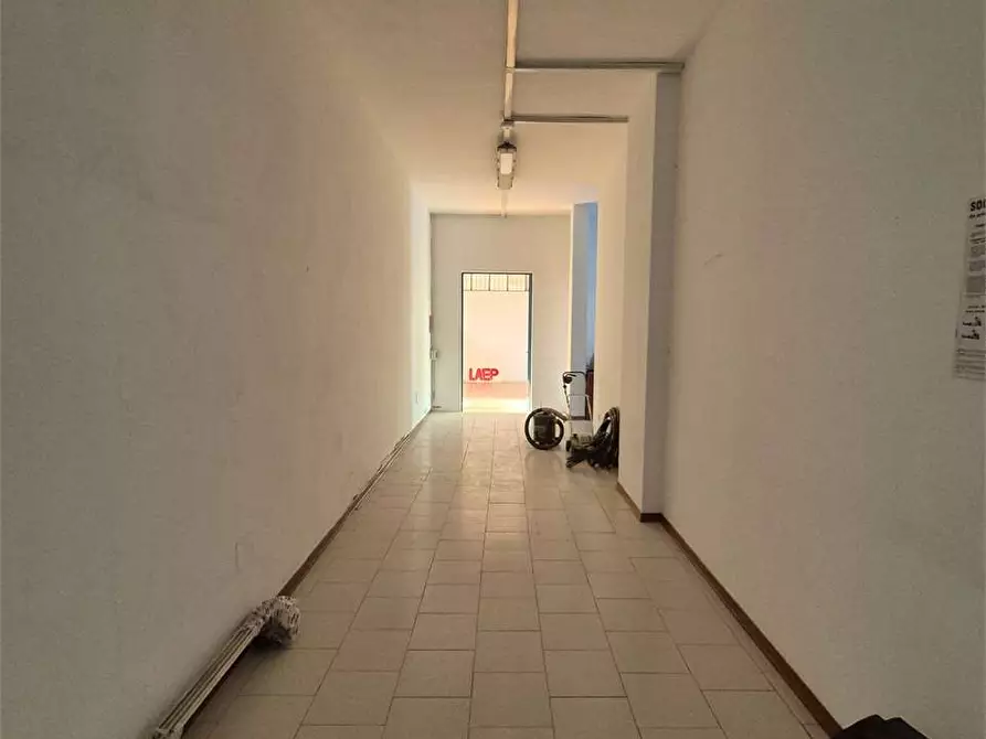 Immagine 15 di Negozio in vendita  a Montemurlo