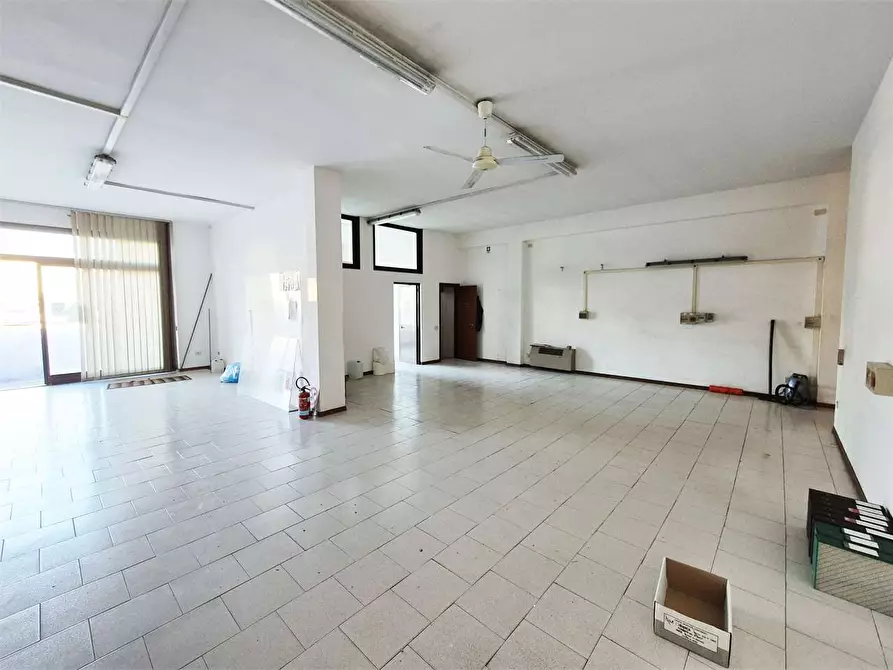 Immagine 16 di Negozio in vendita  a Montemurlo