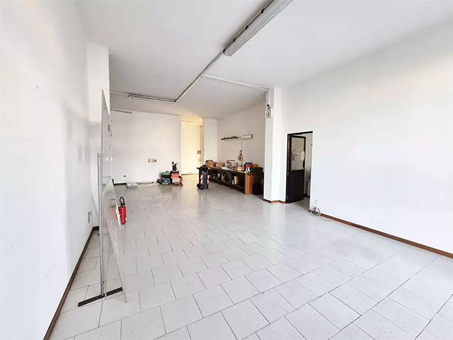 Immagine 17 di Negozio in vendita  a Montemurlo