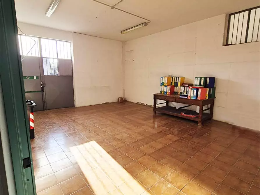 Immagine 20 di Negozio in vendita  a Montemurlo