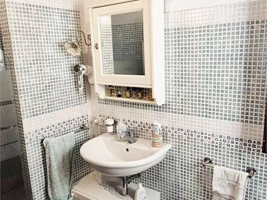 Immagine 14 di Villa in vendita  a Prato