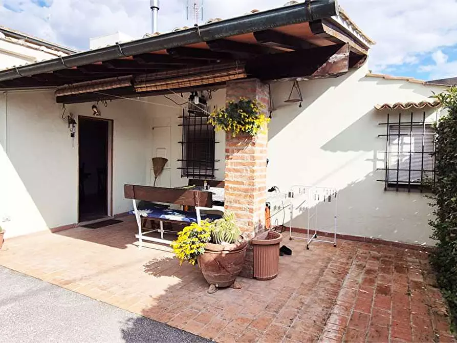 Immagine 7 di Villa in vendita  a Prato