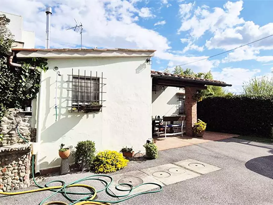 Immagine 6 di Villa in vendita  a Prato
