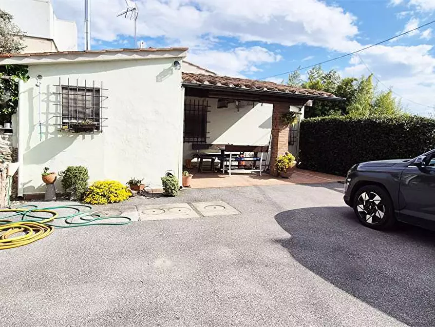 Immagine 18 di Villa in vendita  a Prato