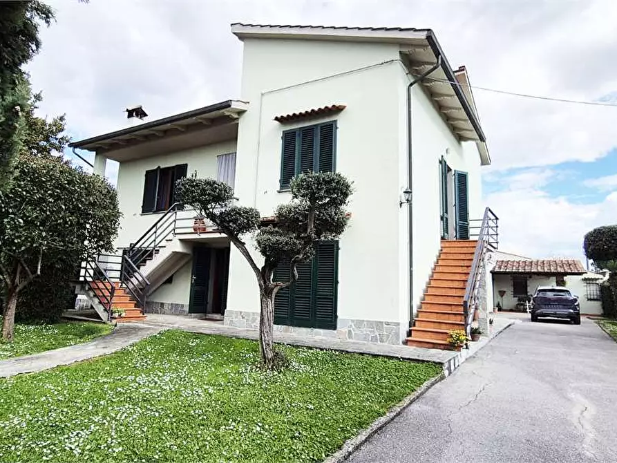 Immagine 5 di Villa in vendita  a Prato