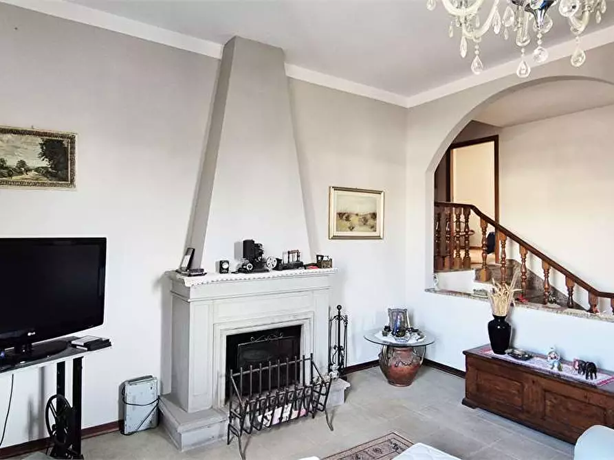 Immagine 9 di Villa in vendita  a Prato