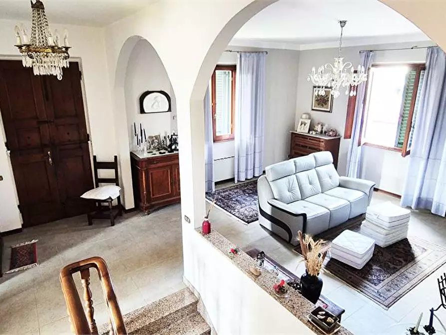 Immagine 8 di Villa in vendita  a Prato