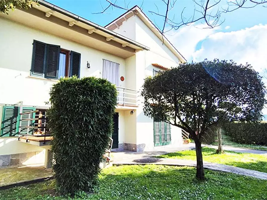 Immagine 3 di Villa in vendita  a Prato