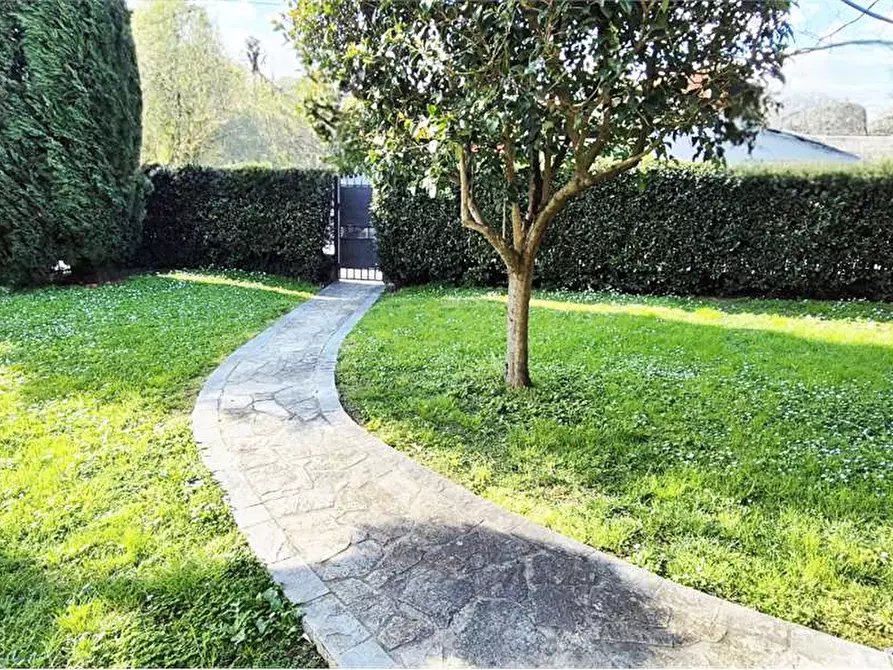 Immagine 4 di Villa in vendita  a Prato