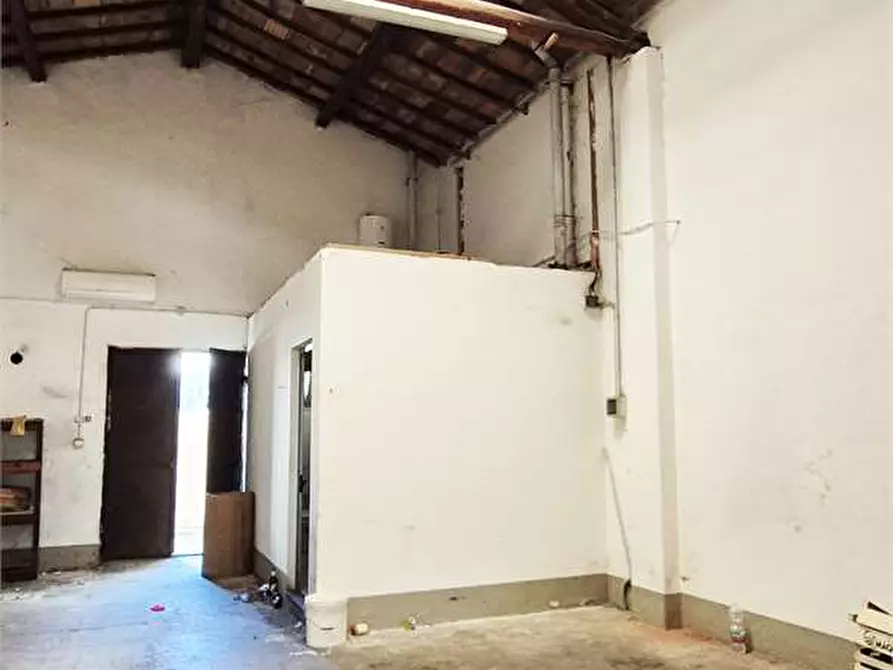 Immagine 5 di Magazzino in affitto  a Prato