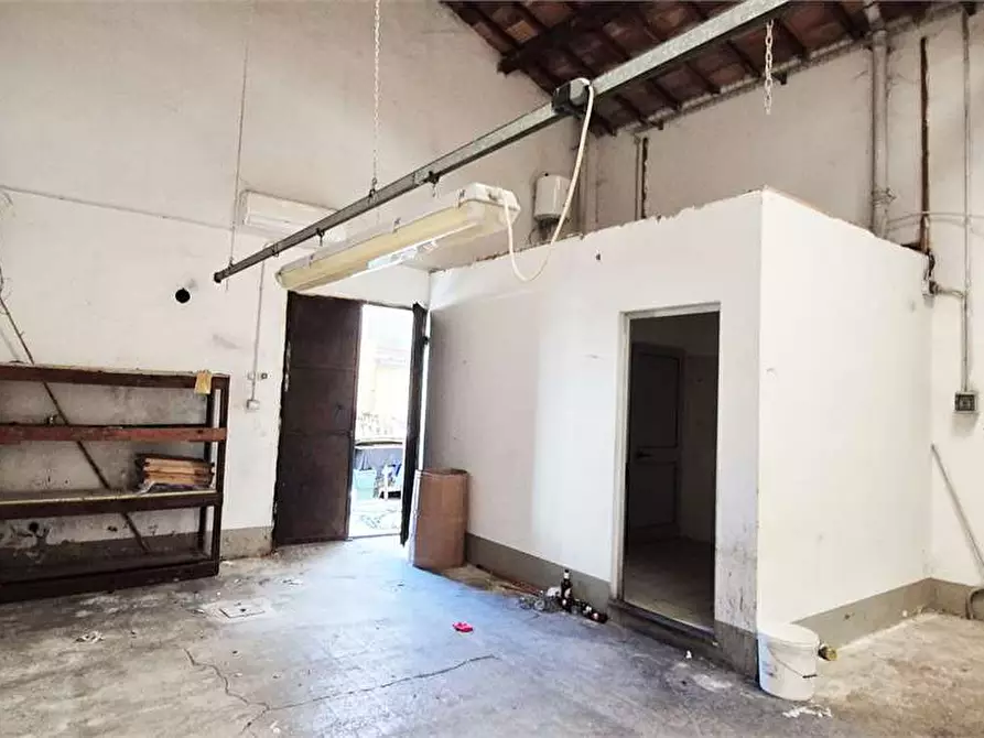 Immagine 6 di Magazzino in affitto  a Prato
