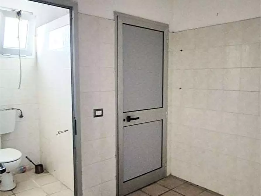 Immagine 7 di Magazzino in affitto  a Prato