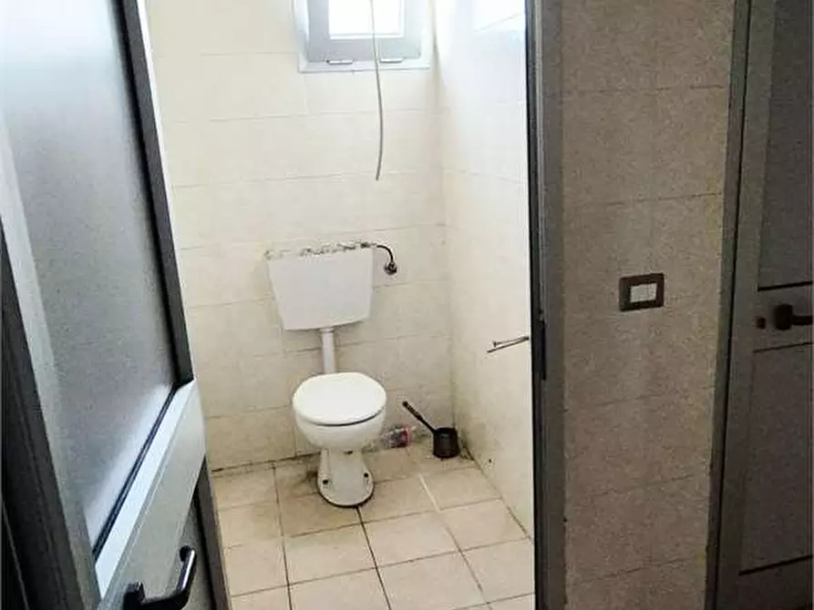 Immagine 8 di Magazzino in affitto  a Prato