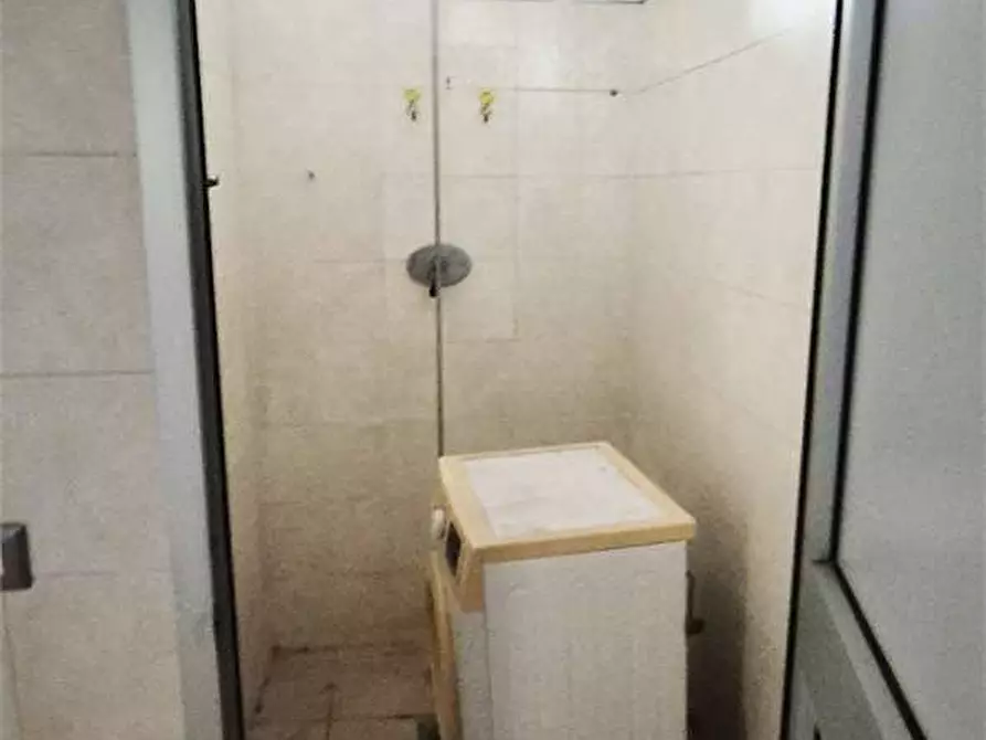 Immagine 9 di Magazzino in affitto  a Prato