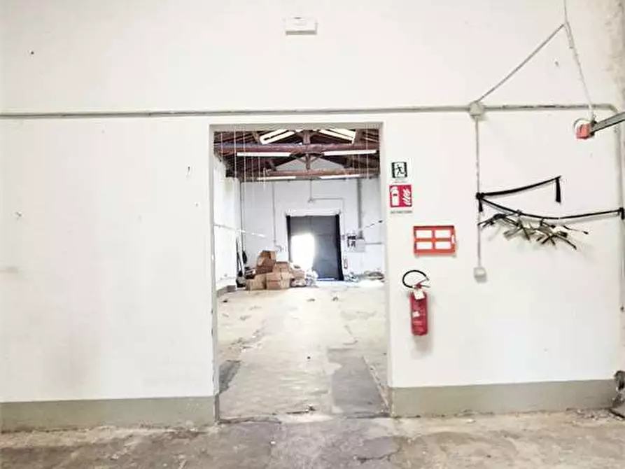 Immagine 2 di Magazzino in affitto  a Prato
