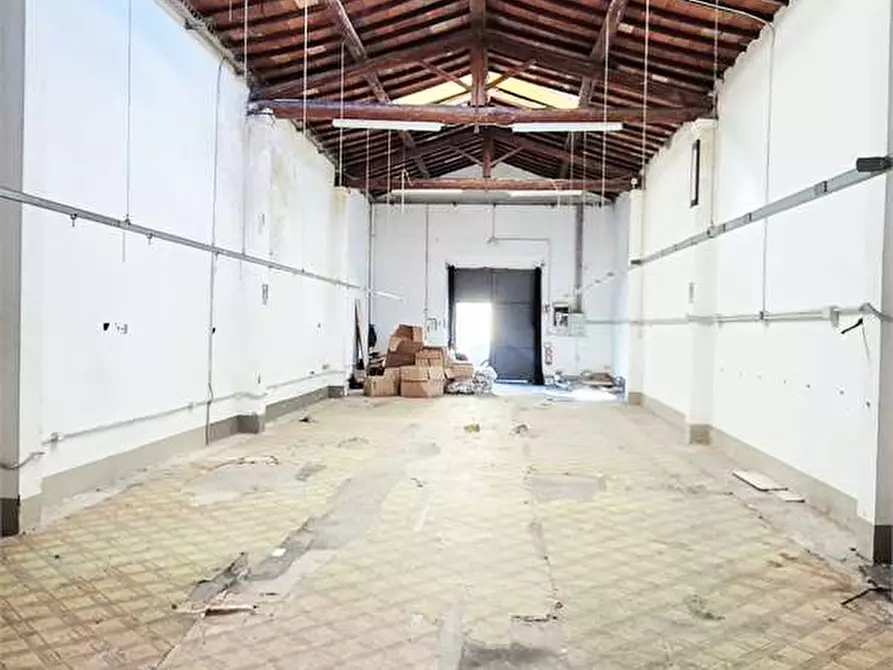 Immagine 10 di Magazzino in affitto  a Prato