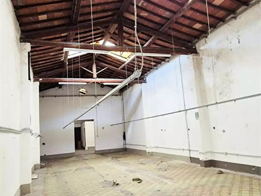 Immagine 11 di Magazzino in affitto  a Prato