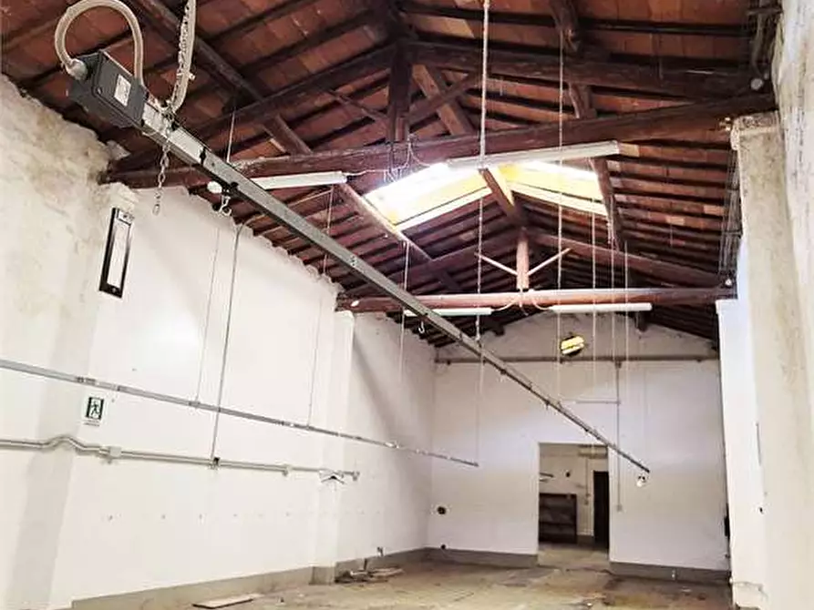 Immagine 12 di Magazzino in affitto  a Prato