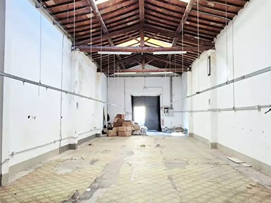 Immagine 3 di Magazzino in affitto  a Prato