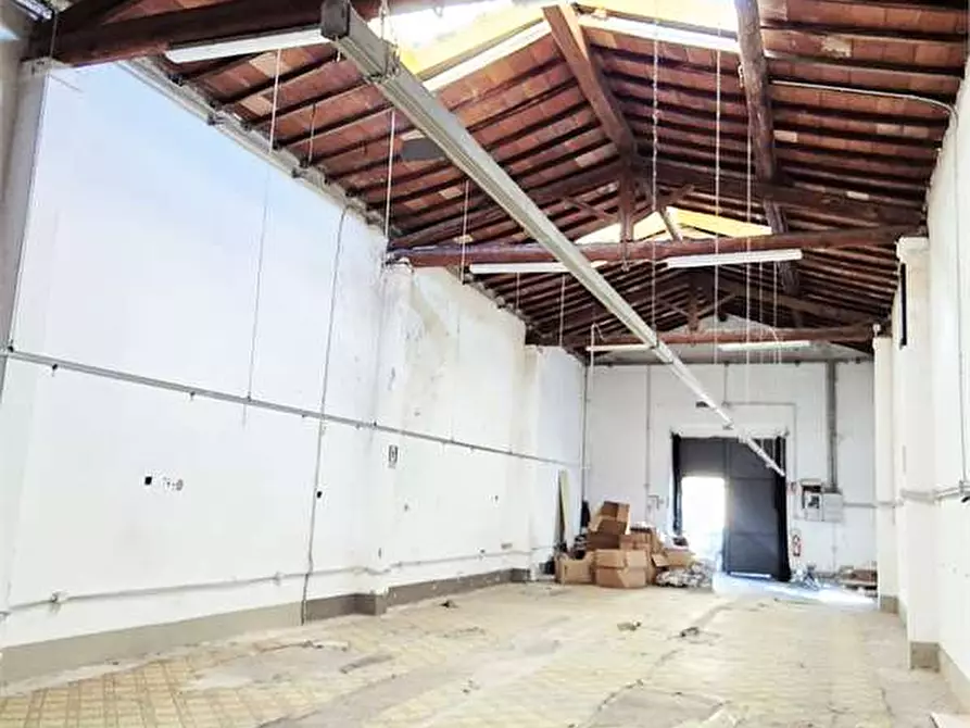 Immagine 14 di Magazzino in affitto  a Prato