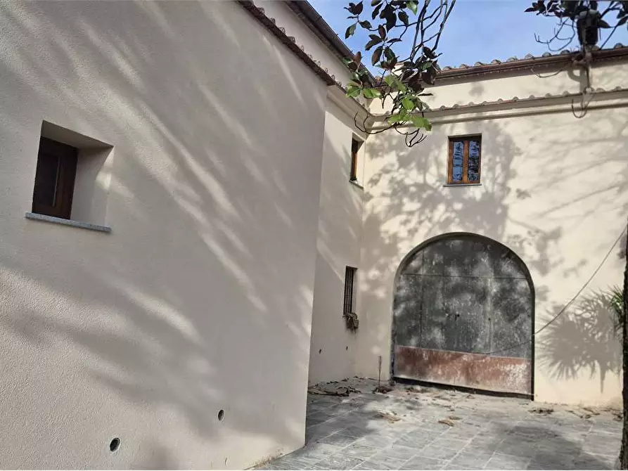 Immagine 1 di Porzione di villa in vendita  a Prato