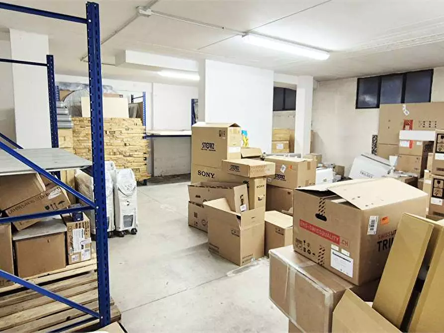 Immagine 3 di Magazzino in vendita  a Prato
